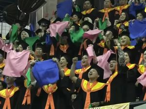 Wisudawan UI Bawa Kain Warna Hijau-Pink Saat Wisuda, Ini Kata Rektor Wisudawan UI Bawa Kain Warna Hijau-Pink Saat Wisuda, Ini Kata Rektor