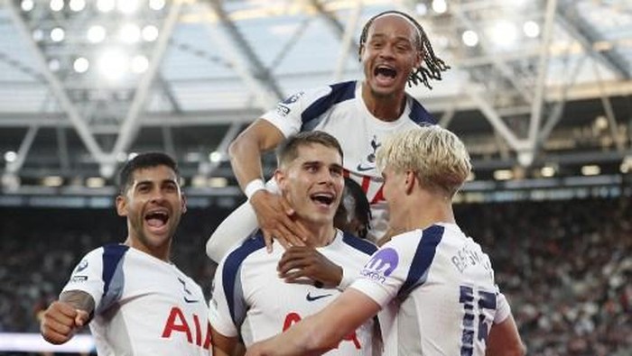 Tottenham Hotspurs Dutch defender #37 Micky van de Ven (C) celebrates scoring their third goal with Tottenham Hotspurs Swedish midfielder #15 Lucas Bergvall (R), Tottenham Hotspurs Argentinian defender #17 Cristian Romero (L) and Tottenham Hotspurs Dutch midfielder #07 Xavi Simons (top) during the English Premier League football match between West Ham United and Tottenham Hotspur at the London Stadium, in London on September 13, 2025. (Photo by Ian Kington / AFP) / RESTRICTED TO EDITORIAL USE. No use with unauthorized audio, video, data, fixture lists, club/league logos or live services. Online in-match use limited to 120 images. An additional 40 images may be used in extra time. No video emulation. Social media in-match use limited to 120 images. An additional 40 images may be used in extra time. No use in betting publications, games or single club/league/player publications. /