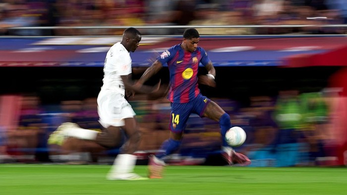 BARCELONA, SPAIN - SEPTEMBER 14: Marcus Rashford of FC Barcelona competes for the ball with Mouctar Diakhaby of Valencia CF during the LaLiga EA Sports match between FC Barcelona and Valencia CF at Estadi Johan Cruyff on September 14, 2025 in Barcelona, Spain. (Photo by Manuel Queimadelos/Quality Sport Images/Getty Images)