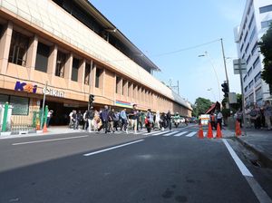 Ada Pelican Crossing di Stasiun Cikini, KAI Usul Ada Petugas di Jam Sibuk Ada Pelican Crossing di Stasiun Cikini, KAI Usul Ada Petugas di Jam Sibuk