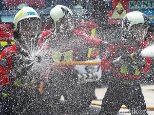 Aksi Seru Petugas Damkar Adu Ketangkasan di Jakarta Fire Safety Challenge 2025