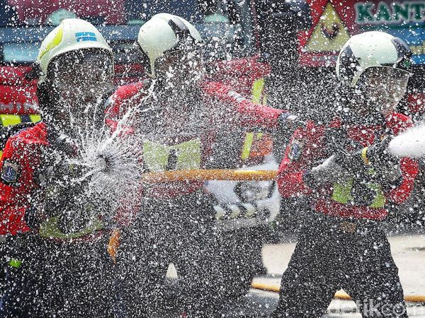 Aksi Seru Petugas Damkar Adu Ketangkasan di Jakarta Fire Safety Challenge 2025