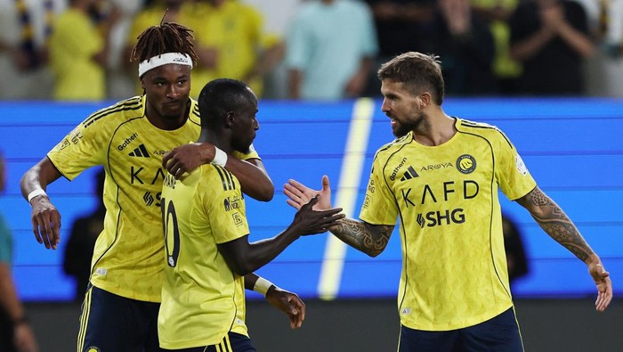 Soccer Football - Saudi Pro League - Al Nassr v Al Kholood - Al Awwal Park, Riyadh, Saudi Arabia - September 14, 2025 Al Nassrs Sadio Mane celebrates scoring their first goal with Al Nassrs Mohamed Simakan and Al Nassrs Inigo Martinez REUTERS/Hamad I Mohammed
