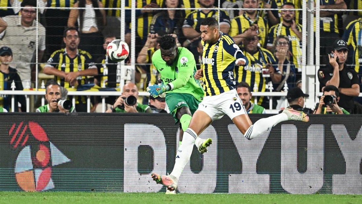 Aksi Andre Onana dalam upaya menyapu bola dari gangguan Youssef En-Nesyri. (Foto: Anadolu via Getty Images/Anadolu)