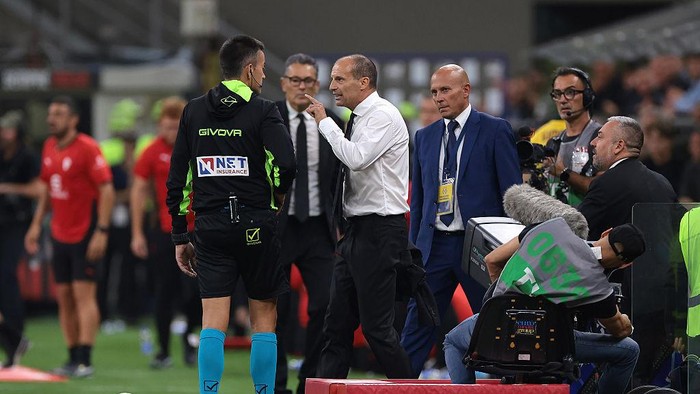 MILAN, ITALY - SEPTEMBER 14: Massimiliano Allegri Head coach of AC Milan reacts with the Fourth Official Antonio Rapuano after being shown a red card by the Referee Matteo Marcenaro during the Serie A match between AC Milan and Bologna FC 1909 at Giuseppe Meazza Stadium on September 14, 2025 in Milan, Italy. (Photo by Jonathan Moscrop/Getty Images)