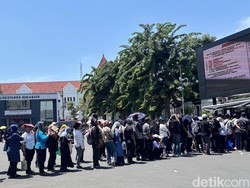 Antrean Ribuan Warga Surabaya Ngurus SKCK PPPK Sejak Subuh