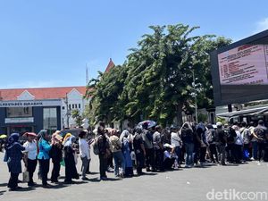 Antrean Ribuan Warga Surabaya Ngurus SKCK PPPK Sejak Subuh Antrean Ribuan Warga Surabaya Ngurus SKCK PPPK Sejak Subuh