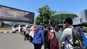 Penampakan Antrean Panjang Pemohon SKCK di Polrestasbes Surabaya