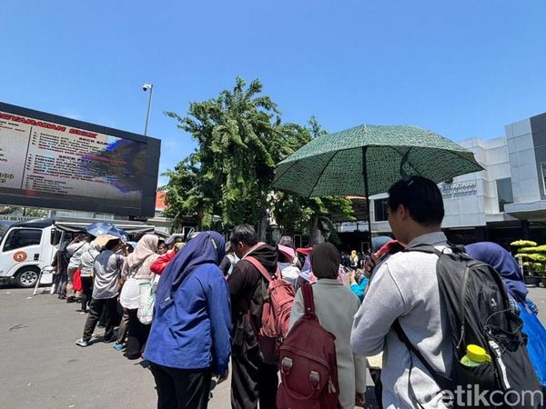 Penampakan Antrean Panjang Pemohon SKCK di Polrestasbes Surabaya