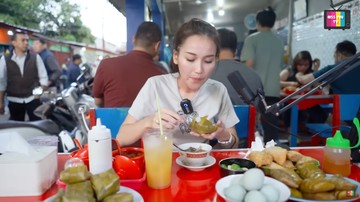 Dukung UMKM, Ayu Ting Ting Jajan Bakso dan Soto Mie Gerobakan