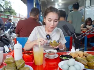 Dukung UMKM, Ayu Ting Ting Jajan Bakso dan Soto Mie Gerobakan Dukung UMKM, Ayu Ting Ting Jajan Bakso dan Soto Mie Gerobakan