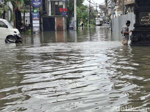 Video: Kemensos Kucurkan Bantuan Rp 2 Miliar untuk Korban Banjir di Bali Video: Kemensos Kucurkan Bantuan Rp 2 Miliar untuk Korban Banjir di Bali