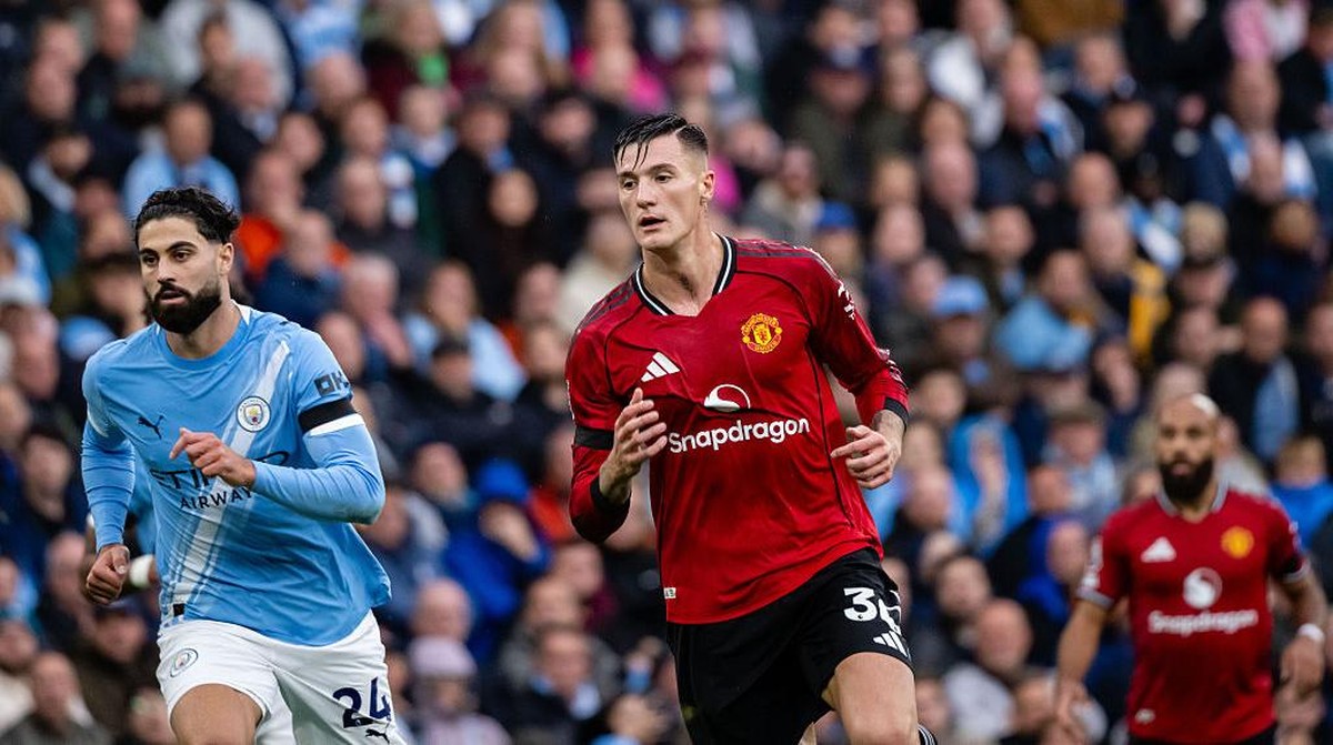 Benjamin Sesko (merah) dalam laga melawan Manchester City. (Foto: Manchester United via Getty Imag/Ash Donelon)