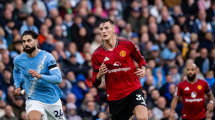 MANCHESTER, ENGLAND - SEPTEMBER 14: Benjamin Sesko of Manchester United in action with Josko Gvardiol of Manchester United during the Premier League match between Manchester City and Manchester United at Etihad Stadium on September 14, 2025 in Manchester, England. (Photo by Ash Donelon/Manchester United via Getty Images)
