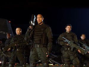 Sinopsis Film Doom, Terjebak Bersama Monster Berbahaya Sinopsis Film Doom, Terjebak Bersama Monster Berbahaya