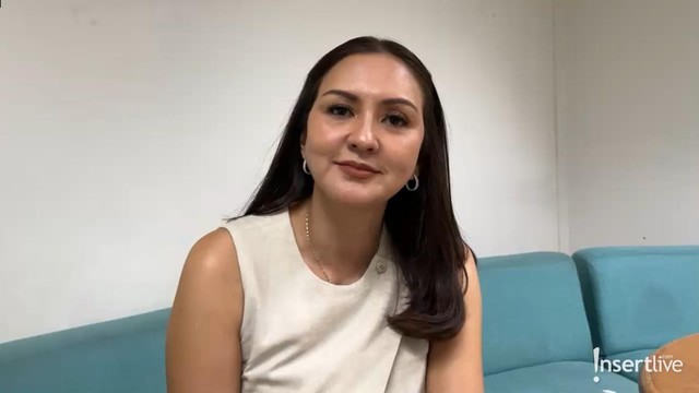 Highlight Dunia Hiburan InsertLive : Tinggal Beda Negara, Begini Cara Donna Agnesia Pantau Aktivitas Anak