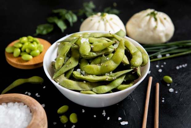 Edamame rebus dengan taburan garam/ Foto: Freepik.com/freepik Edamame rebus bisa menjadi pilihan camilan sehat yang praktis sekaligus kaya protein nabati untuk mendukung diet. Cara sederhana ini membuat konsumsi sayuran terasa lebih kreatif tanpa harus mengurangi cita rasa.