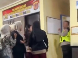 Jadi Korban Penipuan Arisan Bodong, Emak-emak KBB Geruduk Kantor Polisi