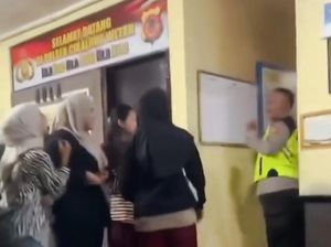 Jadi Korban Penipuan Arisan Bodong, Emak-emak KBB Geruduk Kantor Polisi Jadi Korban Penipuan Arisan Bodong, Emak-emak KBB Geruduk Kantor Polisi