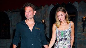 Foto: Senyum Semringah Bradley Cooper dan Gigi Hadid Gandengan Tangan di Jalan