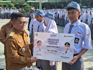 Andra Soni Pastikan Tak Ada Pungutan Program Sekolah Swasta Gratis di Banten Andra Soni Pastikan Tak Ada Pungutan Program Sekolah Swasta Gratis di Banten