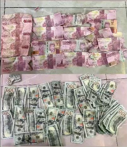 'Gudang' uang palsu pecahan dolar AS dan rupiah di apartemen di kawasan Kalibata, Jaksel dibongkar polisi. Dua pria turut ditangkap polisi. (dok Polres Jaksel)