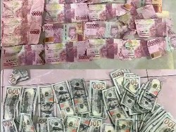 Dukun Pengganda Uang Jaksel Mau Buang Dolar AS Palsu ke Kloset Saat Digerebek