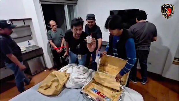 'Gudang' uang palsu pecahan dolar AS dan rupiah di apartemen di kawasan Kalibata, Jaksel dibongkar polisi. Dua pria turut ditangkap polisi. (dok Polres Jaksel)