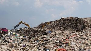 Potret Sampah Menggunung Belasan Meter di TPA Jabon Sidoarjo