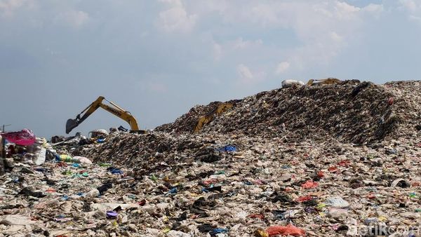 Potret Sampah Menggunung Belasan Meter di TPA Jabon Sidoarjo