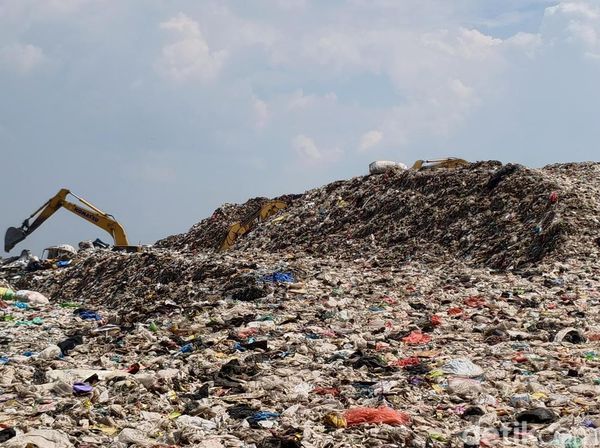 Potret Sampah Menggunung Belasan Meter di TPA Jabon Sidoarjo