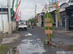 Jalan Rusak Parah, Warga Ngunut Tulungagung Tanami Pohon Pisang Jalan Rusak Parah, Warga Ngunut Tulungagung Tanami Pohon Pisang