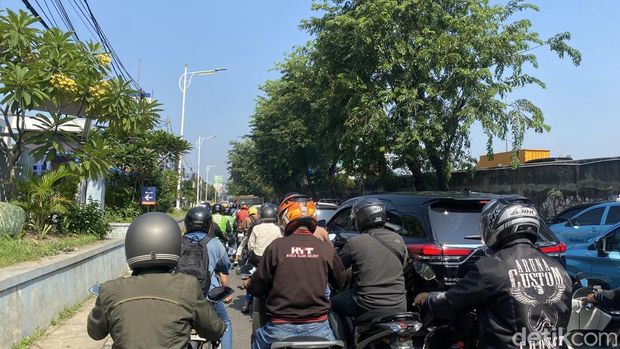Jalan TB Simatupang macet, Senin (15/9/2025).