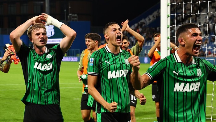 REGGIO EMILIA, ITALY - SEPTEMBER 14: (L-R) Josh Doig of US Sassuolo, Jay Idzes of US Sassuolo and Cristian Volpato of US Sassuolo celebrate victory after the Serie A match between US Sassuolo Calcio and SS Lazio at Mapei Stadium Città del Tricolore on September 14, 2025 in Reggio Emilia, Italy. (Photo by Luca Amedeo Bizzarri/Getty Images)