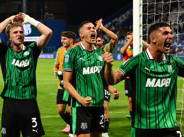 REGGIO EMILIA, ITALY - SEPTEMBER 14: (L-R) Josh Doig of US Sassuolo, Jay Idzes of US Sassuolo and Cristian Volpato of US Sassuolo celebrate victory after the Serie A match between US Sassuolo Calcio and SS Lazio at Mapei Stadium Città del Tricolore on September 14, 2025 in Reggio Emilia, Italy. (Photo by Luca Amedeo Bizzarri/Getty Images)