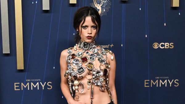 5 Gaya Jenna Ortega Tak Pakai Baju di Emmy Awards, Batu Permata Jadi Atasan