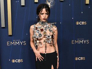 5 Gaya Jenna Ortega Tak Pakai Baju di Emmy Awards, Batu Permata Jadi Atasan 5 Gaya Jenna Ortega Tak Pakai Baju di Emmy Awards, Batu Permata Jadi Atasan