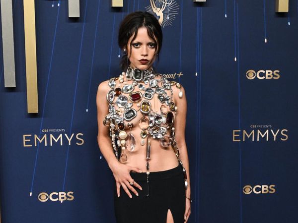 5 Gaya Jenna Ortega Tak Pakai Baju di Emmy Awards, Batu Permata Jadi Atasan