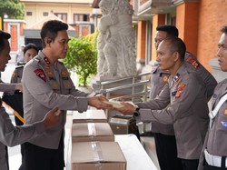 Kapolda Bali Beri Bantuan untuk Anak Buah yang Terdampak Banjir