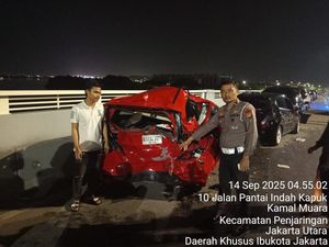 Avanza Tabrak 5 Mobil Lagi Parkir di Atas Jembatan PIK Jakut