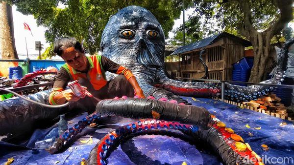 Kreasi Gurita Raksasa dari Botol Plastik, Ajak Warga Peduli Lingkungan