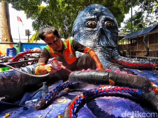 Kreasi Gurita Raksasa dari Botol Plastik, Ajak Warga Peduli Lingkungan