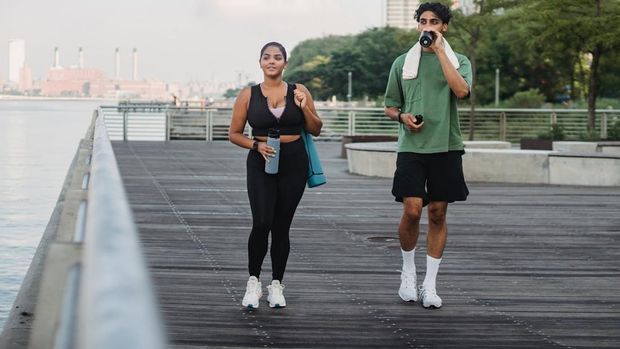 Interval training di treadmill membakar lebih banyak kalori dengan pola lari cepat dan lambat bergantian.