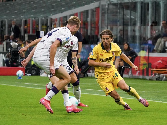 Luka Modric plays during the match between AC Milan and Bologna FC in Serie A at San Siro Stadium in Milan, Italy, on September 14, 2025. (Photo by Alessio Morgese/NurPhoto via Getty Images)