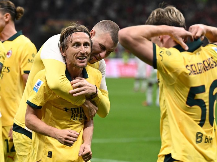 MILAN, ITALY - SEPTEMBER 14: Luka Modric of Milan celebrates his goal with Alexis Saelemaekers of Milan during the Serie A match between AC Milan and Bologna FC 1909 at Giuseppe Meazza Stadium on September 14, 2025 in Milan, Italy. (Photo by Image Photo Agency/Getty Images)