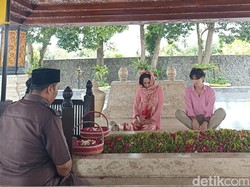 Ziarah Emosional Kartika Sari Dewi ke Makam Bung Karno Setelah 55 Tahun