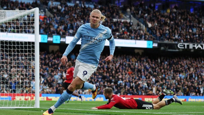 Soccer Football - Premier League - Manchester City v Manchester United - Etihad Stadium, Manchester, Britain - September 14, 2025 Manchester Citys Erling Haaland celebrates scoring their second goal REUTERS/Phil Noble EDITORIAL USE ONLY. NO USE WITH UNAUTHORIZED AUDIO, VIDEO, DATA, FIXTURE LISTS, CLUB/LEAGUE LOGOS OR LIVE SERVICES. ONLINE IN-MATCH USE LIMITED TO 120 IMAGES, NO VIDEO EMULATION. NO USE IN BETTING, GAMES OR SINGLE CLUB/LEAGUE/PLAYER PUBLICATIONS. PLEASE CONTACT YOUR ACCOUNT REPRESENTATIVE FOR FURTHER DETAILS..