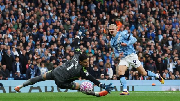 Soccer Football - Premier League - Manchester City v Manchester United - Etihad Stadium, Manchester, Britain - September 14, 2025 Manchester City's Erling Haaland scores their third goal past Manchester United's Altay Bayindir REUTERS/Phil Noble EDITORIAL USE ONLY. NO USE WITH UNAUTHORIZED AUDIO, VIDEO, DATA, FIXTURE LISTS, CLUB/LEAGUE LOGOS OR 'LIVE' SERVICES. ONLINE IN-MATCH USE LIMITED TO 120 IMAGES, NO VIDEO EMULATION. NO USE IN BETTING, GAMES OR SINGLE CLUB/LEAGUE/PLAYER PUBLICATIONS. PLEASE CONTACT YOUR ACCOUNT REPRESENTATIVE FOR FURTHER DETAILS..