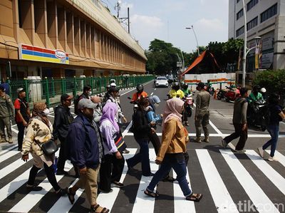 Traveler Lebih Mudah Keluar Masuk Stasiun Cikini, Kini Ada Pelican Crossing