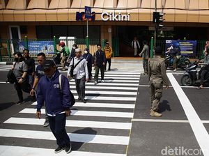 Petugas Disiagakan Atur Lalin Saat Uji Coba Pelican Cross di Stasiun Cikini Petugas Disiagakan Atur Lalin Saat Uji Coba Pelican Cross di Stasiun Cikini
